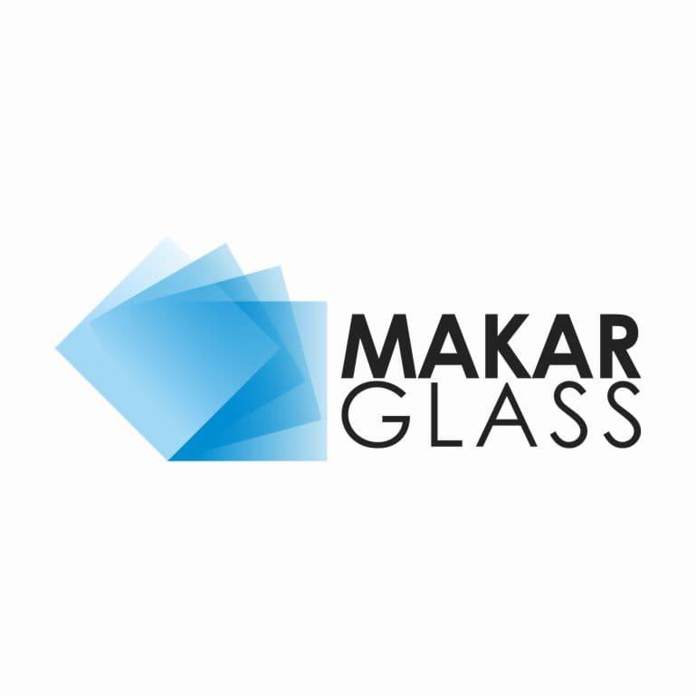 Logo firmy Makar Glass przedstawiające nakładające się, półprzezroczyste, błękitne kwadraty, obok nazwa firmy zapisaną czcionką bezszeryfową.