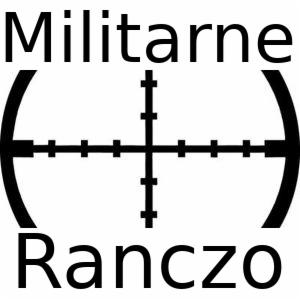 Stylizowany celownik w kolorze czarnym, otoczony nawiasami, z napisem 'Militarne' u góry i 'Ranczo' na dole, na białym tle.