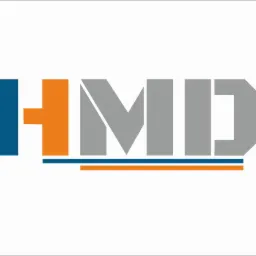Graficzne logo firmy HMD w kolorach niebieskim, pomarańczowym i szarym, z podwójną linią pod napisem.
