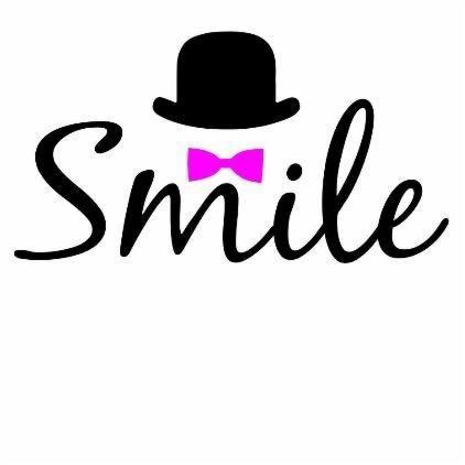 Stylizowany napis 'Smile' z czarnym melonikiem i różową muchą, grafika wektorowa na białym tle.