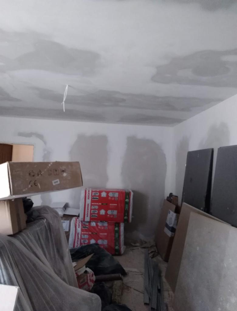 Sypialnia w trakcie prac. Sufit podwieszany ocieplony watą 10cm, płyta na stelażu. Ściany oklejone płyta gk.