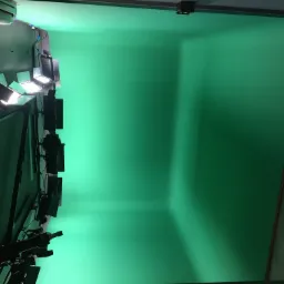 Profesjonalne studio filmowe z zielonym ekranem, oświetleniem studyjnym i klimatyzacją, gotowe do nagrań.