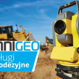 Żółto-szary teodolit na budowie z widocznymi maszynami budowlanymi w tle, logo firmy z boku.