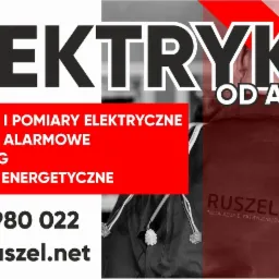 Grafika reklamowa firmy elektrycznej Ruszel.net z hasłem 'Elektryka od A do Z', numerem telefonu i adresem e-mail, na tle sylwetki elektryka w kasku i roboczym ubraniu.