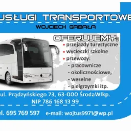 Grafika reklamowa usług transportowych z białym autokarem, ofertą przejazdów turystycznych, wycieczek i przewozów okolicznościowych oraz danymi kontaktowymi.