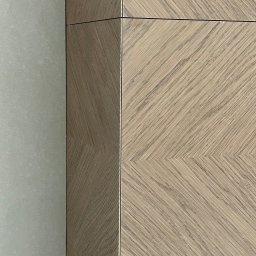 Firma ogolno budowlana Miroslaw Gros - Detale wykończenia wnętrza: połączenie jasnej, matowej płytki ściennej z drewnopodobną okładziną ułożoną we wzór jodełki, z subtelnymi, złotymi akcentami w narożnikach.