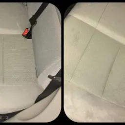 Porównanie: Wyczyszczone (lewa strona) i zabrudzone (prawa strona) jasne, tekstylne siedzenie samochodowe z widocznym pasem bezpieczeństwa.