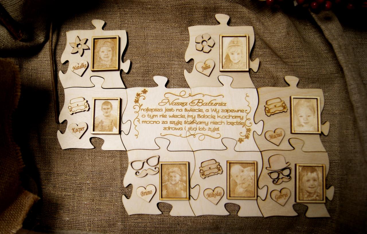 Drewniana układanka z wygrawerowanymi zdjęciami dzieci i napisem 'Nasza Babunia', ułożona na jutowym tle, prezent dla babci.