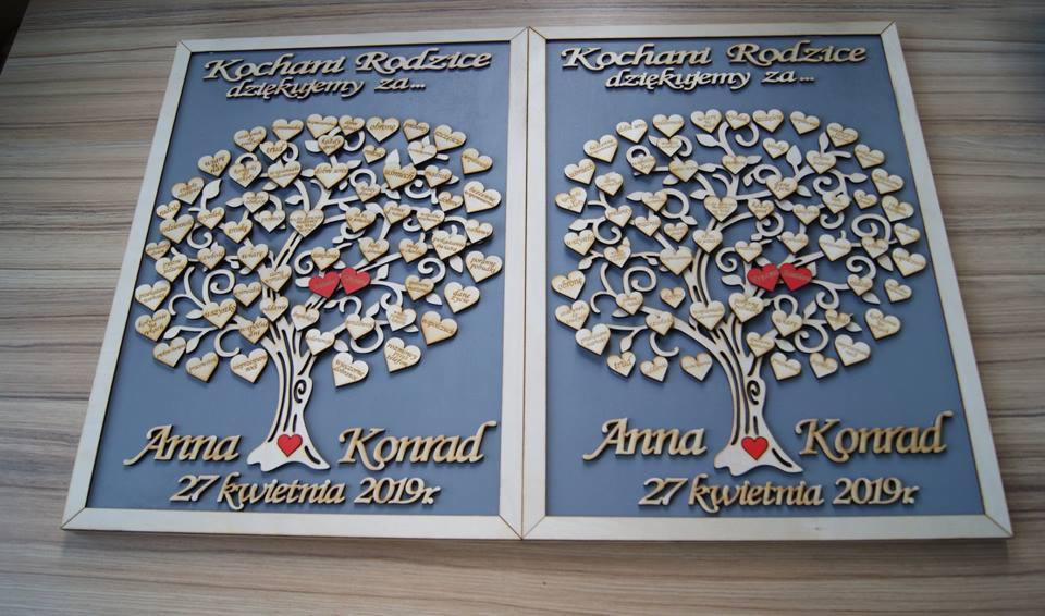 Dwa identyczne, ręcznie robione podziękowania dla rodziców w drewnianych ramach, z wygrawerowanym drzewem, imionami Anna i Konrad, datą 27 kwietnia 2019 i dedykacją, ozdobione licznymi drewnianymi...