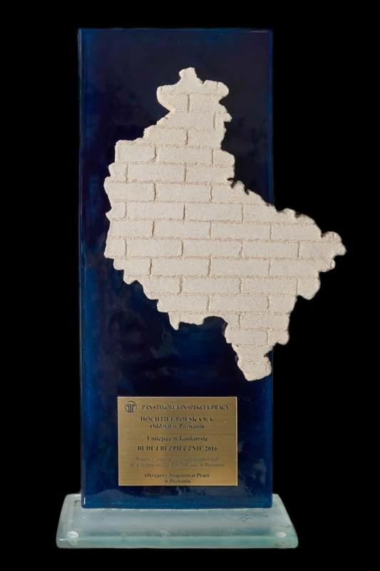 Szklana statuetka z konturem Polski wykonanym z cegieł, nagroda Państwowej Inspekcji Pracy za konkurs 'Buduj Bezpiecznie 2016' dla Hochtief Polska S.A. Oddział w Poznaniu.