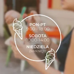 Grafika na szkle przedstawiająca godziny otwarcia lodziarni: Pon-Pt 9:00-18:00, Sobota 10:00-14:00, Niedziela zamknięte, z dwoma rysunkami lodów w wafelku po bokach.