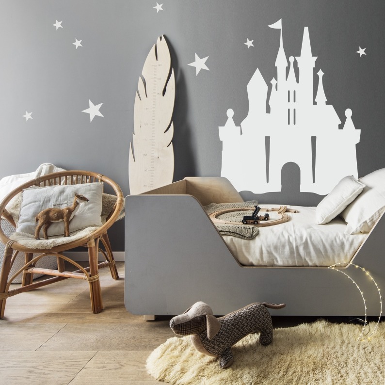 Naklejki z folii samoprzylenej sprawdzą się doskonale na ścianie i przeszkleniach.