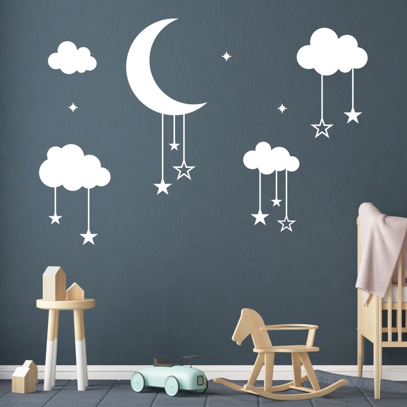 Pokój dziecięcy z granatową ścianą ozdobioną białymi naklejkami w kształcie chmur, księżyca i gwiazd, drewnianym koniem na biegunach i turkusowym samochodzikiem.
