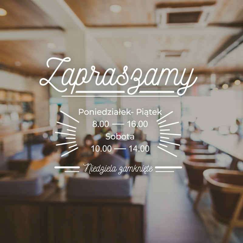 Naklejka z godzinami otwarcia na szklanych drzwiach kawiarni, z napisem 'Zapraszamy' i informacją o dniach i godzinach pracy.