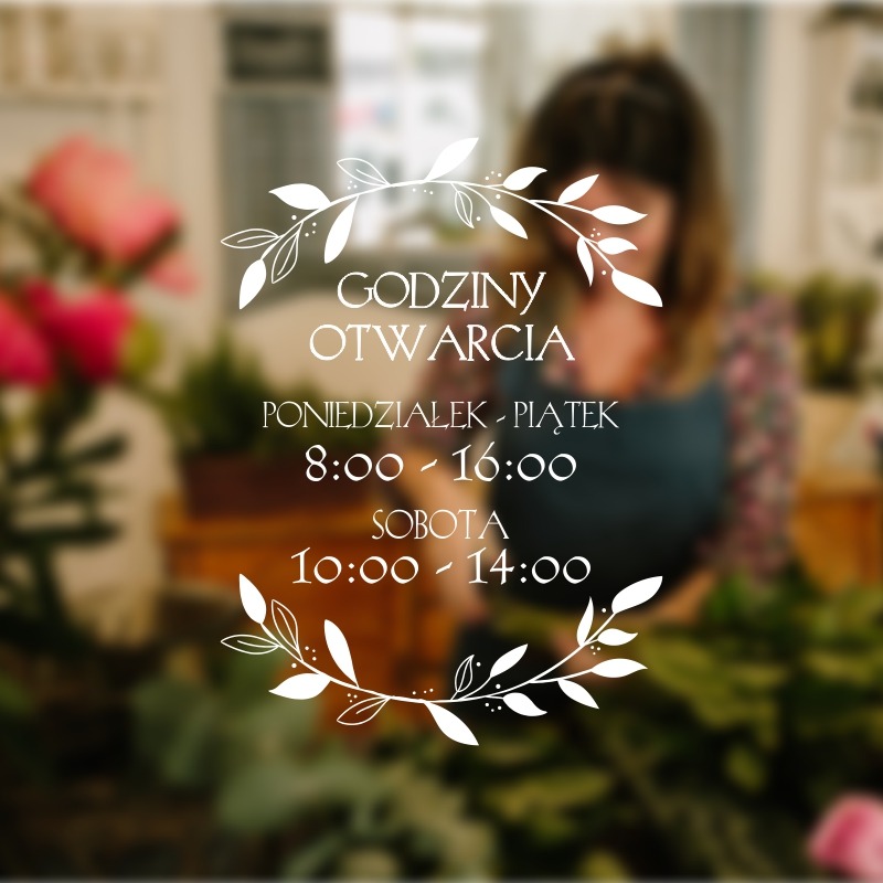 Naklejka na szklanej witrynie z godzinami otwarcia kwiaciarni, otoczona stylizowanymi liśćmi, na rozmytym tle florystki w fartuchu i kwiatów.