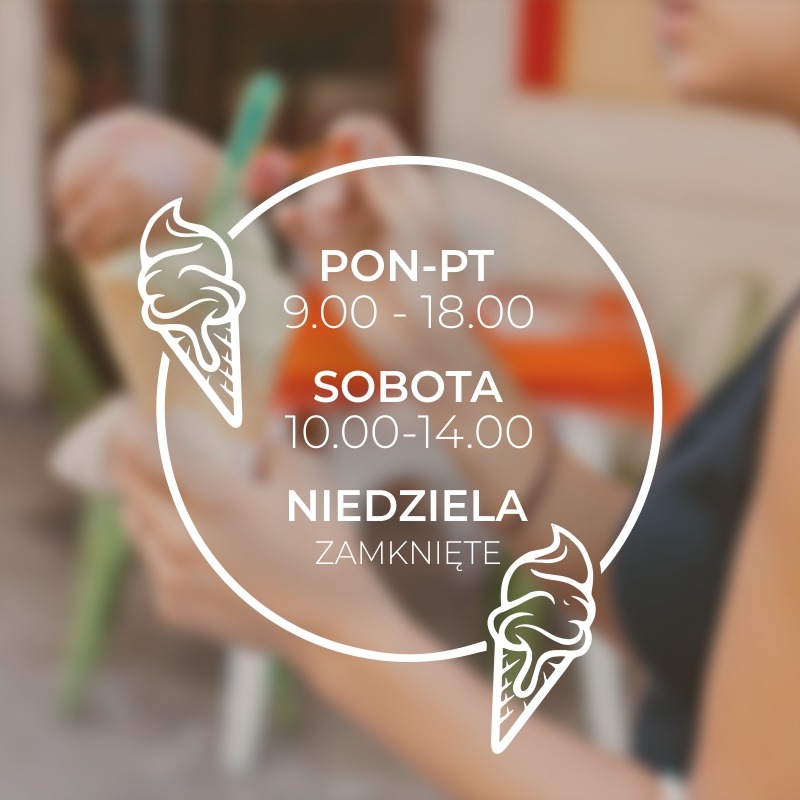 Grafika na szkle przedstawiająca godziny otwarcia lodziarni: Pon-Pt 9:00-18:00, Sobota 10:00-14:00, Niedziela zamknięte, z dwoma rysunkami lodów w wafelku po bokach.