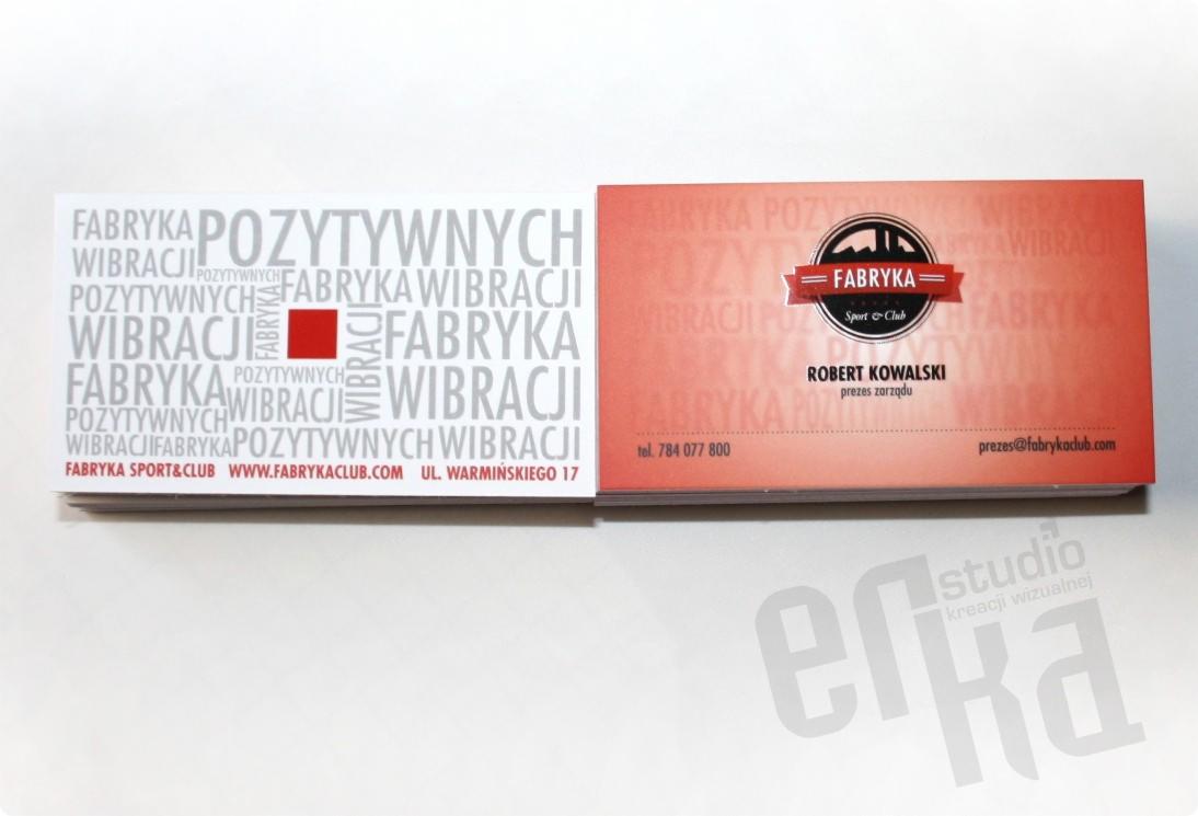 Dwa wzory wizytówek firmy Fabryka Pozytywnych Wibracji, jedna biała z szarym tekstem, druga pomarańczowa z logo i danymi kontaktowymi Roberta Kowalskiego.
