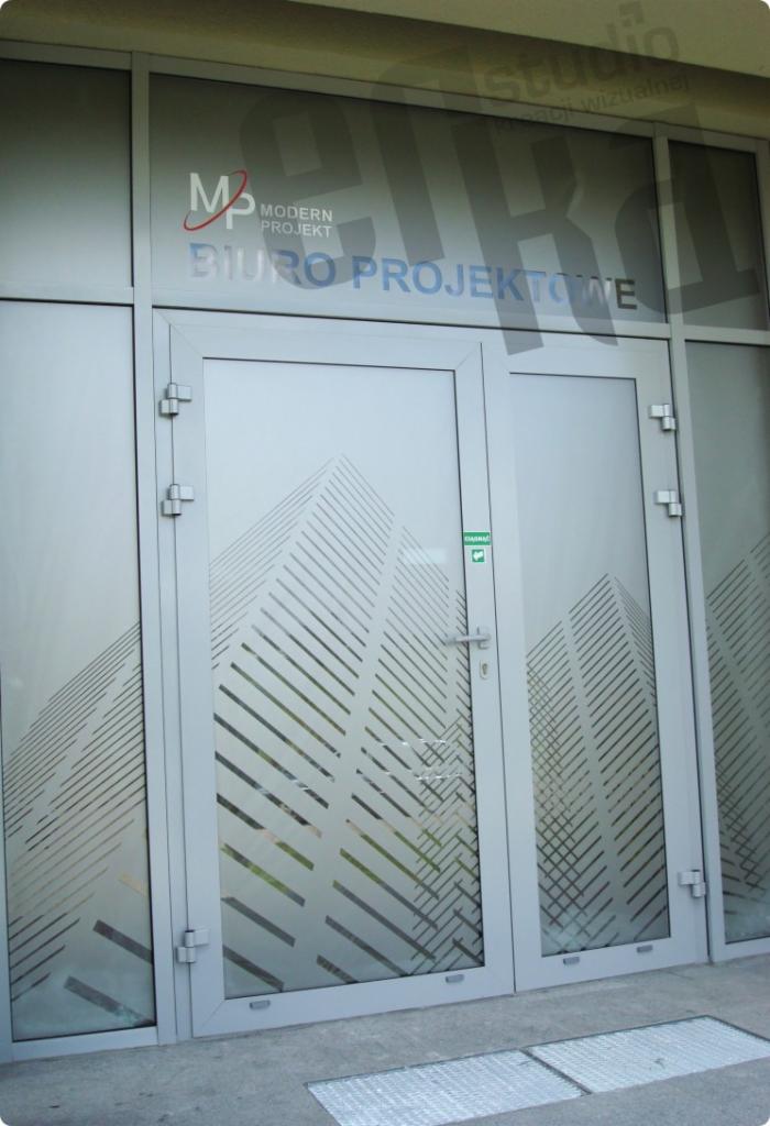 Szklane drzwi wejściowe do biura z logo 'MP Modern Projekt Biuro Projektowe' i grafiką przedstawiającą abstrakcyjny budynek z linii, oklejone folią matową.