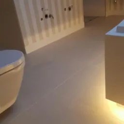 Nowoczesna łazienka w odcieniach beżu i bieli z podświetlaną wanną, wiszącą toaletą i ścianami w pionowe pasy, widoczne niedokończone podłączenia wodne.