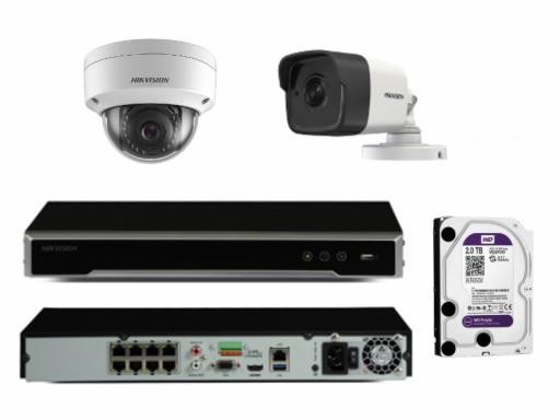 Zestaw do monitoringu: dwie kamery Hikvision (kopułkowa i tubowa), rejestrator NVR z widocznymi portami z tyłu oraz dysk twardy WD Purple 2TB, wszystko na białym tle.
