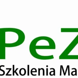 Logo firmy szkoleniowej PeZet Szkolenia Marcin Żurek z zielonym napisem i symbolem osoby w todze na tle pomarańczowych i żółtych kształtów.