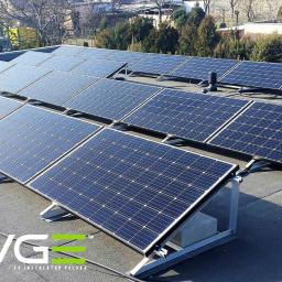 Nasza kolejna realizacja 5,7 kWp z SolarEdge 👍  ✔️ Tym razem - dach płaski.  W warunkach polskich, panele fotowoltaiczne powinny być ustawione względem poziomu pod kątem 25 - 35° (w zależności od szerokości geograficznej). Przy takich instalacjach, 