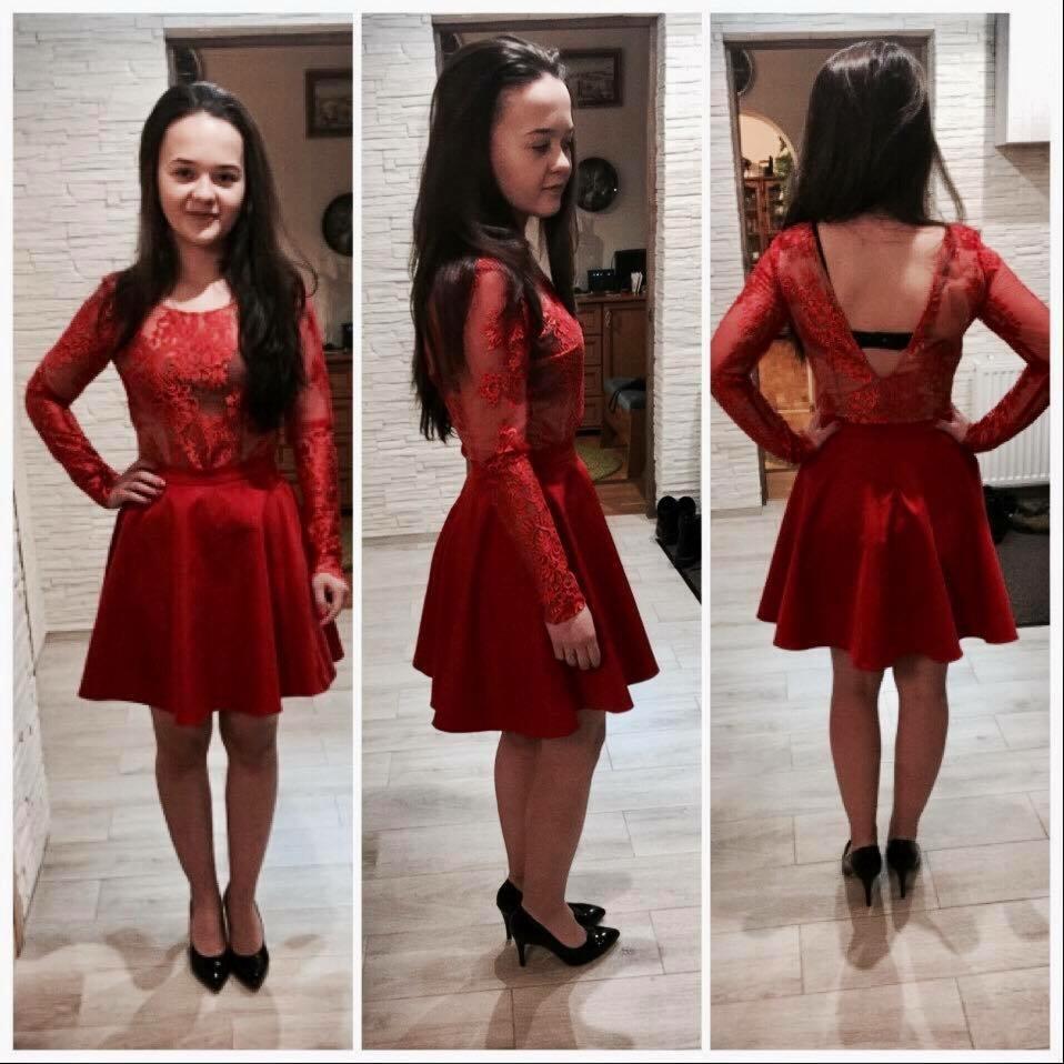 Kolaż trzech ujęć młodej kobiety w czerwonej, rozkloszowanej sukience z koronkową górą i długimi rękawami, pozującej na tle jasnego wnętrza.