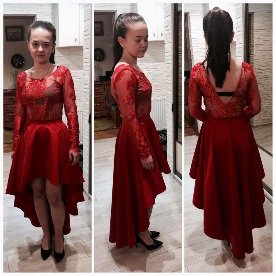 Młoda kobieta prezentuje czerwoną sukienkę z koronkową górą i asymetrycznym dołem w trzech ujęciach: przodem, bokiem i tyłem, na tle domowego wnętrza.