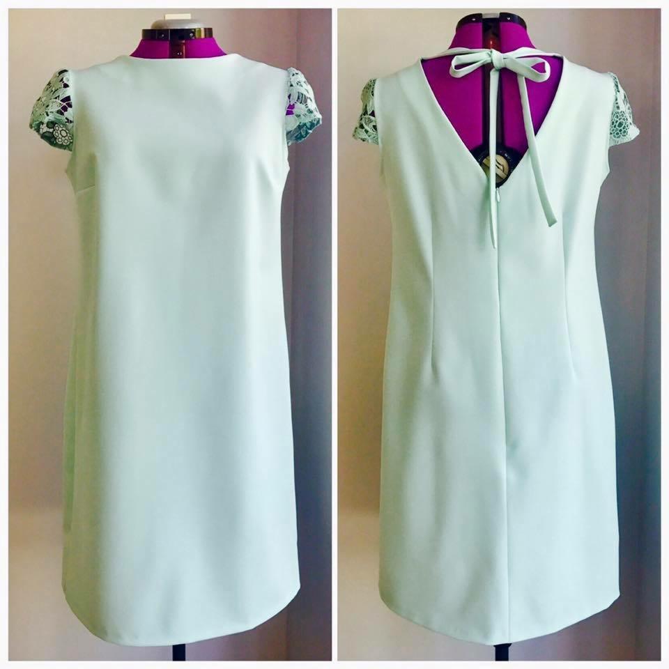 Miętowa sukienka dziecięca z koronkowymi rękawkami, widok z przodu i z tyłu na manekinie.