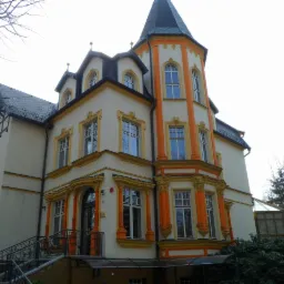 Krycie blachą w karo, montaż parapetów, obróbki gzymsów.