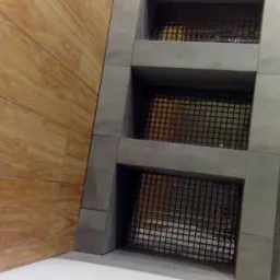 Wnęki z mozaiką w szarej glazurze, obok drewnopodobne panele ścienne i fragment białej wanny.