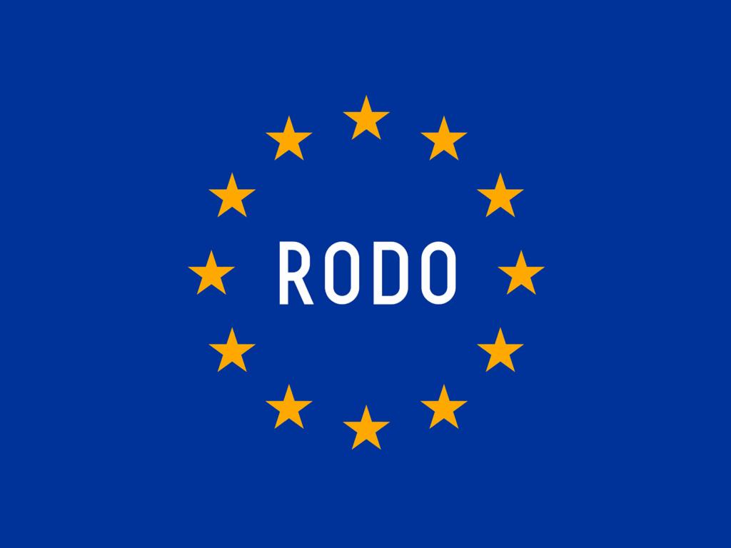 Niebieskie tło z dwunastoma żółtymi gwiazdami tworzącymi okrąg wokół białego napisu RODO z gwiazdkami po bokach.