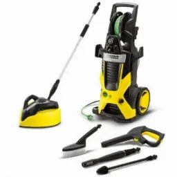 Żółto-czarna myjka ciśnieniowa Kärcher z akcesoriami, w tym szczotką do powierzchni płaskich, pistoletem natryskowym i lancami, na białym tle.