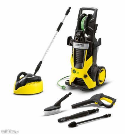 Żółto-czarna myjka ciśnieniowa Kärcher z akcesoriami, w tym szczotką do powierzchni płaskich, pistoletem natryskowym i lancami, na białym tle.