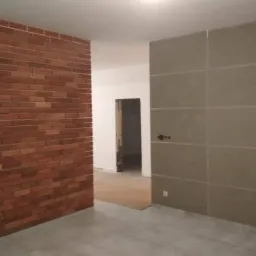 Płytki z cegły i imitacja betonu