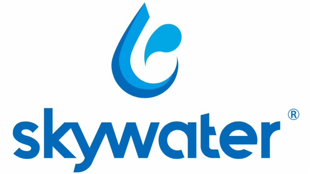 Logo firmy Skywater z niebieskim symbolem kropli wody nad nazwą.