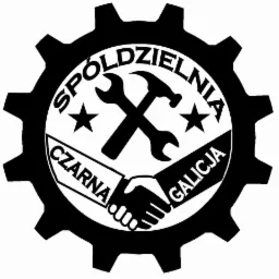 Logo Spółdzielni Czarna Galicja z przekreślonym kluczem i młotkiem, gwiazdami i uściskiem dłoni na tle koła zębatego.
