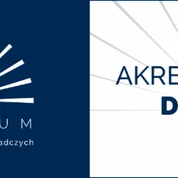 Logo firmy Spektrum Pomorski System Usług Doradczych z napisem AKREDYTOWANY DORADCA na białym tle z promieniami.