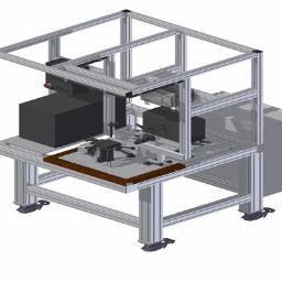 HDA Projekt - Model 3D stanowiska testowego z aluminiową ramą i elementami elektronicznymi, widok izometryczny.