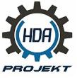 Logo firmy HDA Projekt z elementem koła zębatego, umieszczone na białym tle.