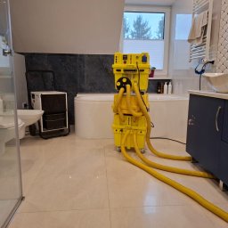 Osuszanie zalanej łazienki po nieszczelności wężyka doprowadzającego wodę do baterii, woda dostała się do warstwy izolacyjnej pod posadzkę. Skąd została skutecznie usunięta za pomocą osuszacza pod posadzkowego