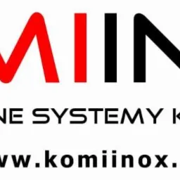 Logo firmy Komiinox prezentujące nierdzewne systemy kominowe wraz z adresem strony internetowej na białym tle.
