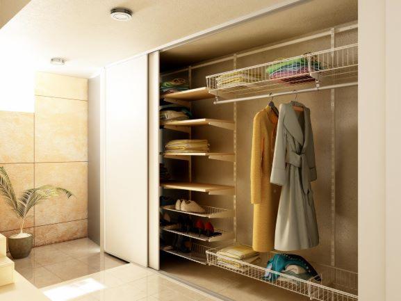 Wnętrze szafy przesuwnej z systemem półek drewnianych i metalowych koszy, widoczne ubrania wiszące na wieszakach oraz ułożone na półkach, jasna kolorystyka, minimalistyczny design.