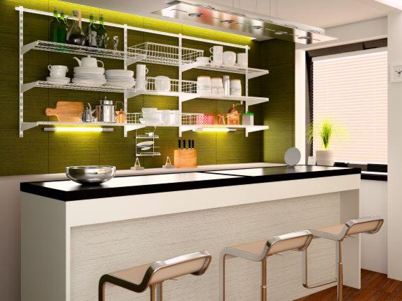 Białe, metalowe półki z wyposażeniem kuchennym zamontowane na ścianie nad blatem kuchennym z trzema nowoczesnymi krzesłami barowymi.