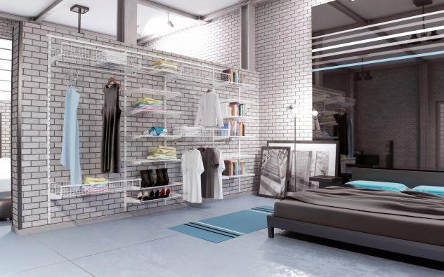 Biały system regałów z ubraniami i półkami na tle ściany z białej cegły w nowoczesnej sypialni, z łóżkiem w tle.