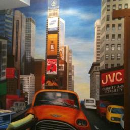Like Denis Shapel - Malowidło ścienne przedstawiające Times Square z pomarańczową taksówką, widoczne fragmenty mebli w pomieszczeniu.