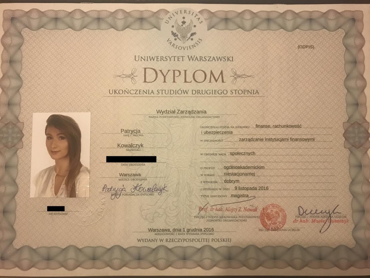 Skan dyplomu ukończenia studiów drugiego stopnia na Uniwersytecie Warszawskim z kierunku finanse, rachunkowość i ubezpieczenia, ze zdjęciem posiadaczki dyplomu, Patrycji Kowalczyk, z pieczęciami...