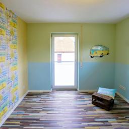 Malert - Pokój po remoncie w stylu plażowym: tapeta z palmami, ściany pomalowane na zielono i niebiesko, podłoga z paneli imitujących deski, dekoracja ścienna w kształcie Volkswagena Garbusa.