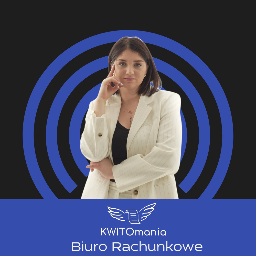 Portret kobiety w białym garniturze, z ręką przy skroni, na tle grafiki z niebieskimi okręgami. W dolnej części logo 'KWITomania Biuro Rachunkowe' na niebieskim tle.