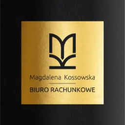 Złota tabliczka z czarnym logo i napisem 'Magdalena Kossowska BIURO RACHUNKOWE' na czarnym tle imitującym sk&oacute;rę.